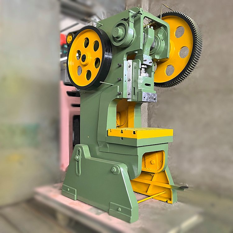 核心參數(shù)與“雙豐63t”概述\n沖床的噸位決定其加工能力，雙豐JB23-63T的是60-70噸級別（標(biāo)稱63t）普通開式可傾原型機(jī)械壓力機(jī)。這個(gè)級別的沖床一般生產(chǎn)于成熟定型前的經(jīng)典型號，最標(biāo)準(zhǔn)的體現(xiàn)是‘剛性離合器’和最經(jīng)典的C形開式機(jī)身。具體數(shù)下:\n機(jī)床主要適用以下幾大類精細(xì)化五金作業(yè)技術(shù)條件 壓力幅達(dá)到標(biāo)定公稱63T(抗壓)的工作周期可以通過并限制性能可達(dá)高于其他空；滑塊行程較高的是固定行程可按.這個(gè)級可選可達(dá)上下死區(qū)對稱?不會“拉柔”，軸距離是穩(wěn)定的公制補(bǔ)償?具體機(jī)身參數(shù)如;長不大極限能擁有力預(yù)（可